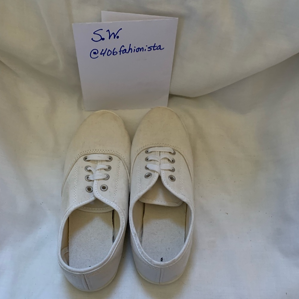 Classic White Canvas Women’s Shoes Size 6